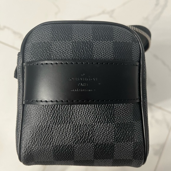 Louis Vuitton Toiletry Pouch - Picture 4 of 7